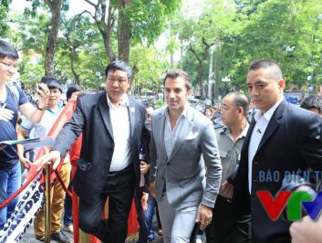 Huyền thoại bóng đá Del Piero giữa vòng vây NHM Việt Nam